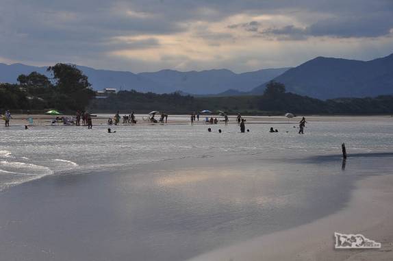 Barra da lagoa na praia de Ibiraquera, em Imbituba, litoral sul de Santa Catarina